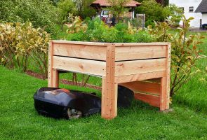 Rasenmaeher Garage mit Hochbeet